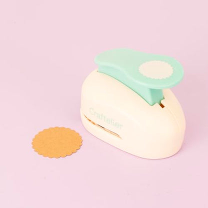 Craftelier - Scalloped Circle Punch 1.5" (3.81 cm) Diameter | Hole puncher, scrapbooking and crafts projects, lever punch, for paper and cardstock, size 3.54 x 2.75 x 2.16 in - size: Pack of 1: 1.5" Diameter